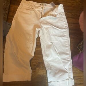 Women Levi’s white capris size 10
